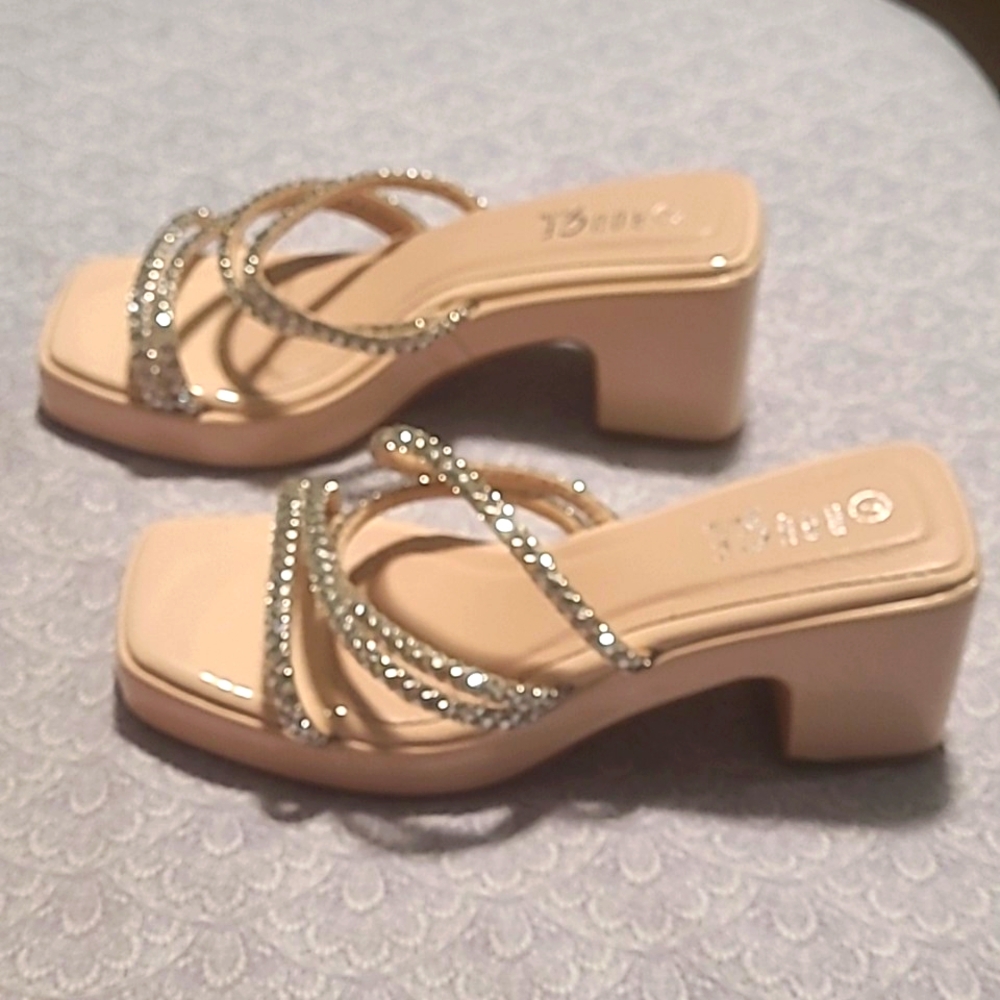 Rouge nude patent block heel shoes size 7 NEW
